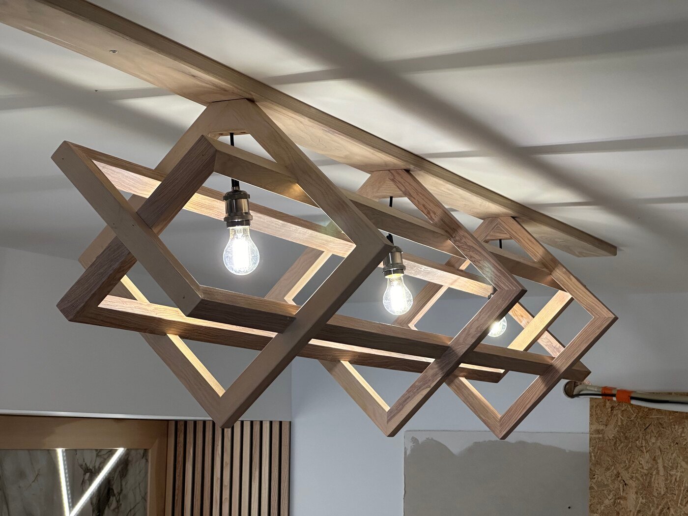 Luminaire sur mesure en frêne massif